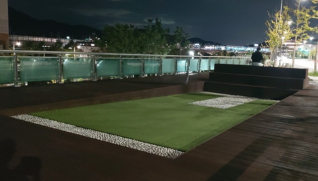 기차조형물 위 휴식공간